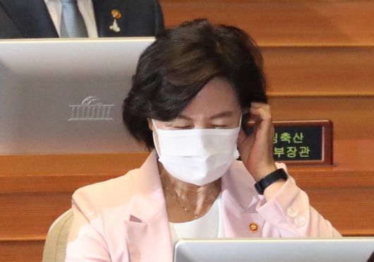 추미애 법무부 장관이 21일 오전 국회 본회의장에서 열린 미래통합당 주호영 원내대표 교섭단체 대표 연설에 참석하고 있다. [연합]