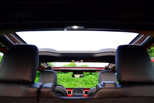 오프로드의 재미를 더해줄 개방감이 가장 큰 매력이다. B필러에서 이어지는 프레임에는 스피커가 장작됐다. [정찬수 기자]