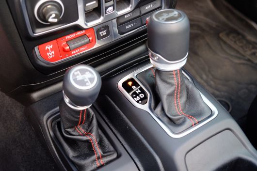 2륜부터 4륜과 저단기어까지 직관적으로 조절할 수 있는 레버도 마련돼 있다. 다양한 환경에서 주행 중 바로 체결할 수 있다. [정찬수 기자]