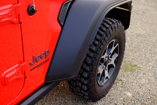 올드 감성을 느끼게 해주는 안테나 선과 곳곳에 배치된 랭글러만의 디자인 포인트가 눈을 즐겁게 한다. 타이어는 시각적으로 휠하우스보다 작아 보인다. 험난한 오프로드를 위한 운전자라면 인치업을 고려할 만하다. [정찬수 기자]