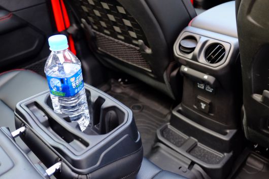2열 중앙좌석을 아래로 내리면 컵홀더로 이용할 수 있다. 다중 콘센트와 SUB 등 동승자를 위한 배려도 돋보인다. [정찬수 기자]