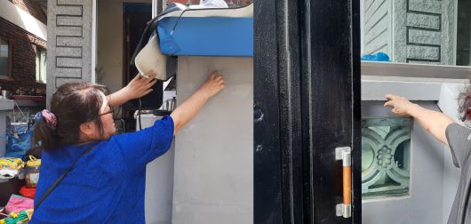 지난 12일 경기 가평군 청평면 청평5리에서 만난 이재민들이 지난 3일 호우 당시 빗물이 차올랐던 높이를 가리키고 있다. 주소현 기자/addressh@heraldcorp.com