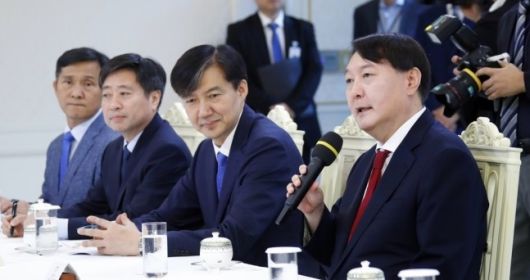 윤석열 검찰총장이 2019년 7월 25일 청와대에서 열린 임명장 수여식 후 열린 환담에서 인사말하고 있다. [연합]