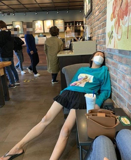 고은아, 카페서 떡실신 "나 힘들어"..다이어트로 늘씬 각선미 ...