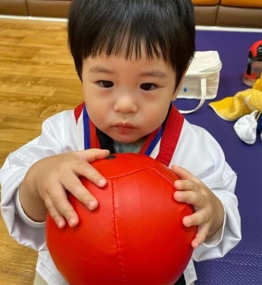 강경준♥장신영 둘째 정우, 엄마아빠 쏙 닮은 인형..치명적인 ...