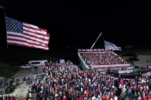 도널드 트럼프 미국 대통령이 17일(현지시간) 위스콘신주 제인스빌의 공항에서 진행한 선거유세를 보려고 몰린 지지자들의 모습. [AP]
