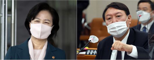 22일 오후 추미애 법무부 장관(왼쪽)이 외출을 위해 경기도 정부 과천청사 내 법무부 청사를 빠져나가고 있다. 윤석열 검찰총장은 이날 국회에서 열린 법제사법위 국정 감사에 출석해 의원 질의에 답하고 있다. [연합]