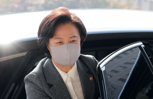 추미애 법무부 장관이 19일 오전 경기도 정부과천청사 법무부에 출근하고 있다. [연합]