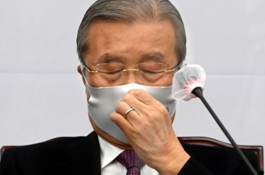 김종인 국민의힘 비상대책위원장이 15일 오전 서울 여의도 국회에서 열린 비상대책위원회의에서 발언을 마치고 생각에 잠겨 있다. [연합]