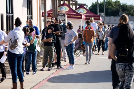 지난 29일 텍사스. 미국 시민들이 투표하기 위해 줄을 서있는 모습 [AFP]