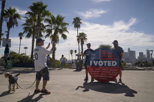 31일(현지시간) 미국 캘리포니아주 로스엔젤레스에서 사전투표에 참여한 시민들이 기념 사진을 찍고 있다. [AP]