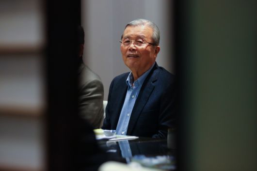 김종인 국민의힘 비상대책위원장이 지난 8일 서울 여의도 한 식당에서 중진의원들과 만찬 회동을 하고 있다. [연합]