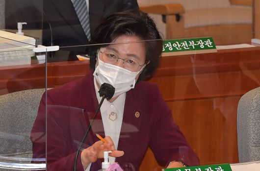 추미애 법무부 장관이 12일 국회에서 열린 예산결산특별위원회 전체회의에 참석, 답변하고 있다. [연합]