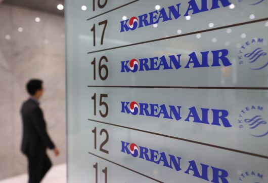 한진칼 이사회가 열린 16일 오전 서울 중구 대한항공 서소문 사옥에서 관계자가 이동하고 있다. 이날 산업은행이 대한항공의 아시아나항공 인수 추진을 위해 8000억원을 투입하기로 했다.[연합]