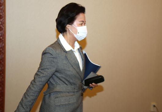 추미애 법무부 장관이 24일 정부서울청사에서 열린 국무회의에 참석하고 있다. [연합]