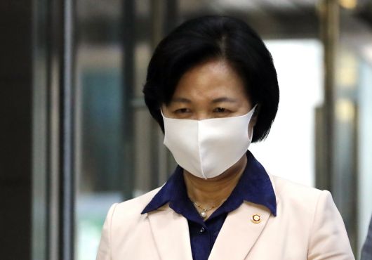 추미애 법무부 장관이 28일 밤 정부과천청사를 나서고 있다. [연합]