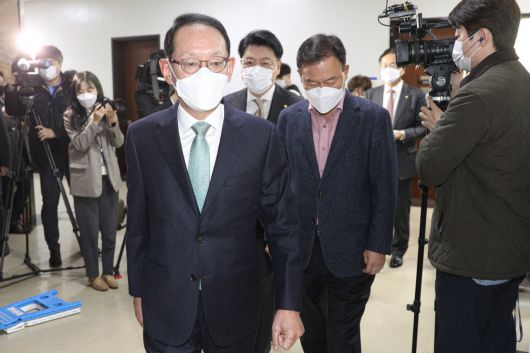 국민의힘 소속 김도읍 법사위 간사와 법사위원들이 26일 서울 여의도 국회에서 윤호중 법사위원장을 항의방문하고 있다. [이상섭 기자/babtong@heraldcorp.com]