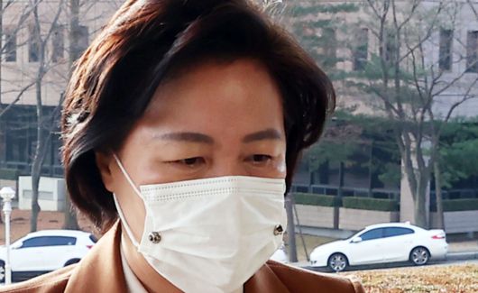 추미애 법무부 장관이 27일 경기도 정부과천청사로 출근하고 있다. [연합]