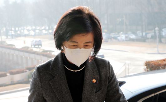 추미애 법무부 장관이 24일 오전 정부과천청사로 출근하고 있다. 연합뉴스