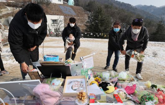 이달 12일 경기 양평 하이패밀리 안데르센 공원묘원에서 시민들이 양부모의 학대로 생후 16개월 만에 숨진 정인이를 추모하고 있다.[연합]
