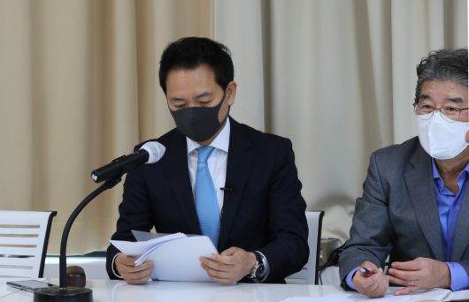 김대중 전 대통령의 적자로 불리는 장성민 전 의원이 서울 마포구 한 사무실에서 열린 김무성 전 의원 주도의 '더 좋은 세상으로(마포포럼)'에 외부 강연자로 참석하고 있다. [연합]