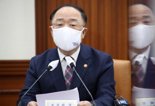 홍남기 경제부총리 겸 기획재정부 장관이 1일 정부서울청사에서 열린 제4차 혁신성장 BIG3(미래차·바이오헬스·시스템 반도체) 추진회의에서 발언하고 있다. 연합뉴스