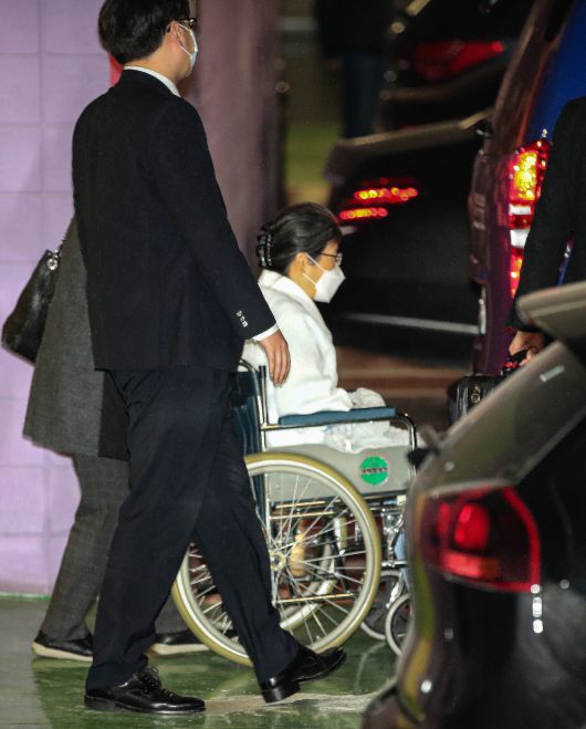 박근혜 전 대통령이 9일 오후 서울 서초구 서울성모병원을 나서고 있다. [연합]