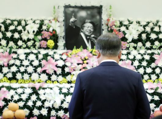 문재인 대통령이 17일 오전 서울 종로구 서울대학교병원 장례식장에 마련된 고 백기완 통일문제연구소장 빈소를 조문하고 있다. [연합]