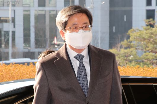 김명수 대법원장이 19일 오전 서울 서초구 대법원으로 출근하고 있다. [연합]