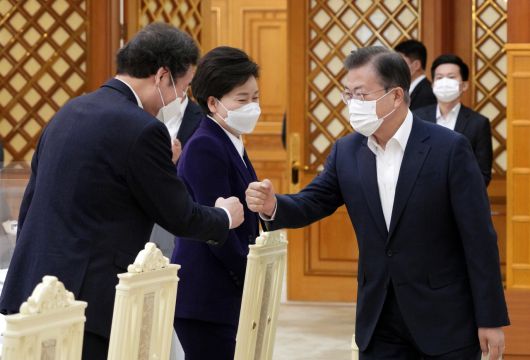 문재인 대통령이 19일 오전 청와대 본관에서 열린 더불어민주당 지도부 초청 간담회에 참석하며 이낙연 대표와 주먹인사를 하고 있다.[연합]