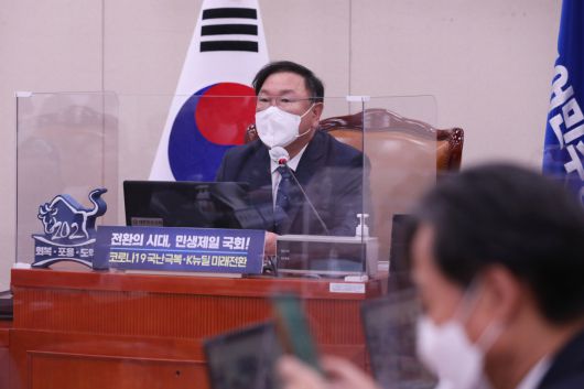 김태년 더불어민주당 원내대표가 24일 국회에서 열린 화상 의원총회에서 발언하고 있다. [이상섭 기자/babtong@heraldcorp.com]