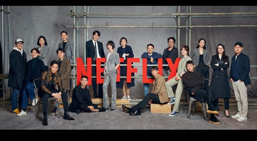 (왼쪽부터) 정병길 감독, 박현진 감독, 윤신애 대표, 이정재, 황동혁 감독, 박해수, 이준, 정우성 대표, 배두나, 박은교 작가, 연상호 감독, 박정민, 양익준, 김현주, 유아인, 원진아, 김은희 작가, 김성훈 감독.