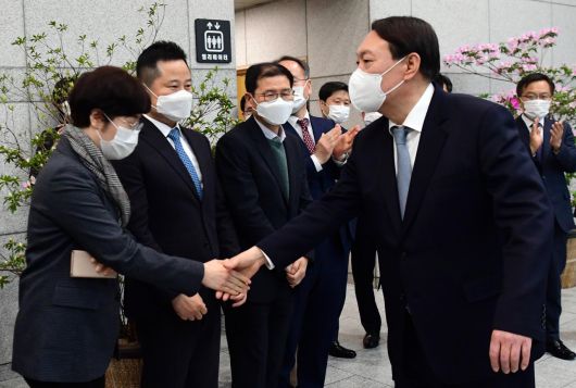윤석열 검찰총장이 4일 오후 서울 서초구 대검찰청에서 사퇴한 뒤 검찰 청사를 떠나며 인사를 하고 있다. [연합]