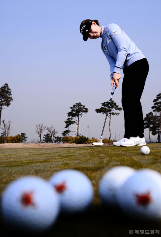 임희정이 인천 청라 베어즈베스트골프클럽에서 인터뷰를 마친 뒤 퍼팅연습을 하는 모습. 볼에 새겨진 그림이 사막여우다./박해묵 기자