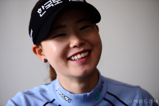 임희정이 인터뷰 도중 환하게 웃고 있다.