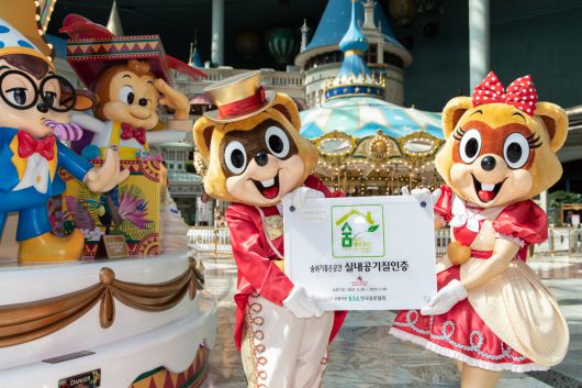 6년 연속으로 받은 ‘숨쉬기 좋은 공간’ 인증서를 롯데월드 캐릭터들이 맞잡고 있다.