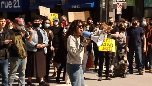 20일(현지시간) 미국 펜실베이니아주 피츠버그에서 열린 아시아계 미국인에 대한 지지 집회에는 한국계 유명 여배우 샌드라 오(가운데)가 깜짝 등장해 연사로 나섰다. 그는 약 2분 동안 구호를 외치며 수백 명의 군중을 이끌었다. [CBS 피츠버그 방송 화면 캡쳐]