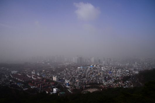 29일 오전 서울 남산에서 바라본 회색빛 도심.박해묵 기자