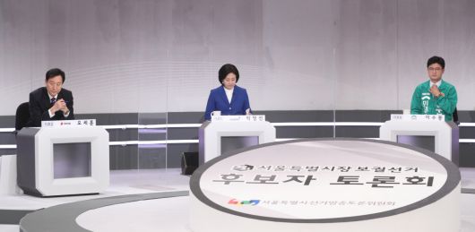 오세훈 국민의힘 서울시장 후보(왼쪽부터)와 박영선 더불어민주당 서울시장 후보, 이수봉 민생당 후보가 30일 오후 서울 여의도 KBS에서 열린 서울시장 보궐선거 후보자 초청 토론회에서 토론을 준비하고 있다. [연합]