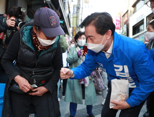 4·7 부산시장 보궐선거에 도전하는 김영춘 더불어민주당 후보가 30일 오후 부산 수영 팔도시장에서 상인들과 인사를 나누고 있다. [연합]