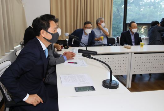 김대중 전 대통령의 적자로 불리는 장성민 세계와 동북아 평화포럼 이사장이 서울 마포구 한 사무실에서 열린 김무성 전 의원 주도의 '더 좋은 세상으로(마포포럼)'에 외부 강연자로 참석하고 있다. [연합]