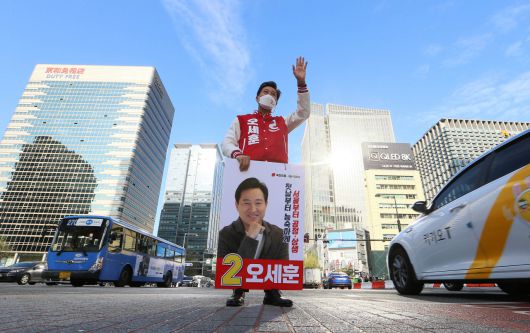 오세훈 국민의힘 서울시장 후보가 2일 오전 서울 종로구 광화문역 주변 세종대로 사거리에서 출근길 선거유세를 하고 있다. [국회사진기자단]