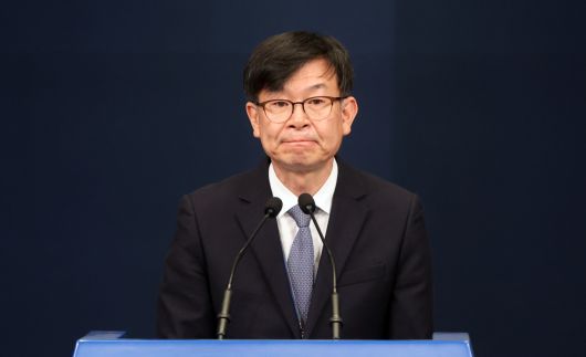 대통령비서실 김상조 전 정책실장이 지난달 29일 청와대 춘추관에서 열린 브리핑에서 퇴임 인사를 하고 있다. [연합]