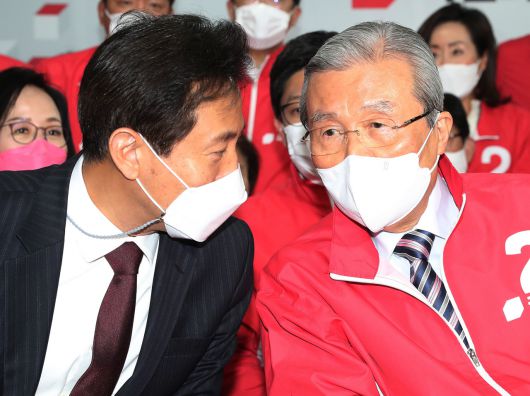 국민의힘 오세훈 서울시장 후보(왼쪽)가 7일 서울 여의도 국민의힘 중앙당사 개표상황실에서 KEP 방송3사(KBS,MBC,SBS) 공동 출구 조사 결과발표를 지켜보며 김종인 비상대책위원장과 대화하고 있다. [연합]