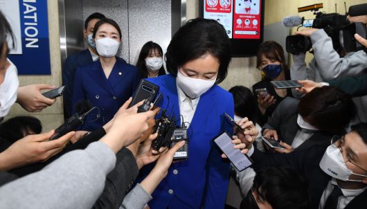 방송3사 출구조사에서 참패한 것으로 예측된 더불어민주당 박영선 서울시장 후보가 지난 7일 밤 서울 여의도 더불어민주당사에서 취재진에게 입장을 밝힌 뒤 굳은 표정으로 당사를 떠나고 있다. [연합]