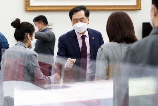 김기현 국민의힘 신임 원내대표 겸 당대표 권한대행이 2일 서울 여의도 국회에서 열린 출입기자단 간담회에서 참석자들과 인사하고 있다. [연합]