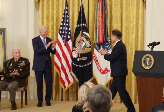 미국을 방문중인 문재인 대통령이 21일 오후(현지시간) 조 바이든 미국 대통령이 참석한 가운데 백악관 이스트룸에서 열린 한국전쟁 명예 훈장 수여식에서 연설을 마치고 있다. [연합]