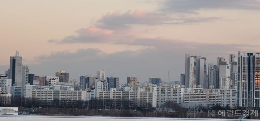 실제로 서초구 아파트 전세가격은 매주 상승세를 키우는 중이다. 한국부동산원 5월3주차 주간아파트가격동향에 따르면 이번주 전세가격 상승률은 0.07%로 집계됐다. 5월 둘째주는 0.04%, 첫째주는 0.01%였다.