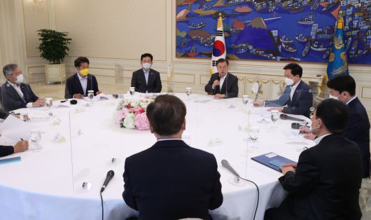 문재인 대통령이 26일 청와대에서 열린 여야 대표 오찬간담회에서 발언하고 있다. 왼쪽부터 열린민주당 최강욱 대표, 정의당 여영국 대표, 더불어민주당 송영길 대표, 문 대통령, 국민의힘 김기현 대표 권한대행, 국민의당 안철수 대표, 유영민 비서실장, 서훈 국가안보실장. [연합]