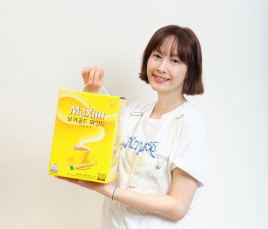 종이 손잡이가 적용된 맥심 모카골드를 들고 있는 모델 이나영 [동서식품 제공]